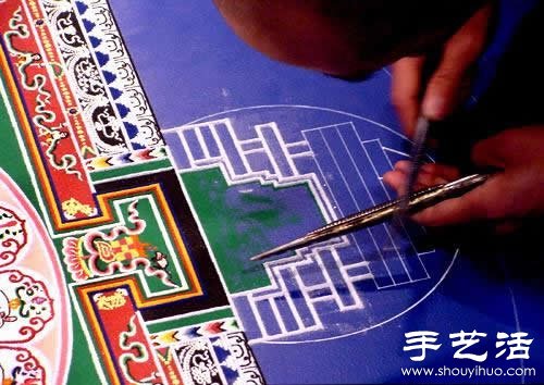 “繁華，不過(guò)是一掬細(xì)沙” 沙子繪制的佛學(xué)圖案  -  www.rpnrmr.com