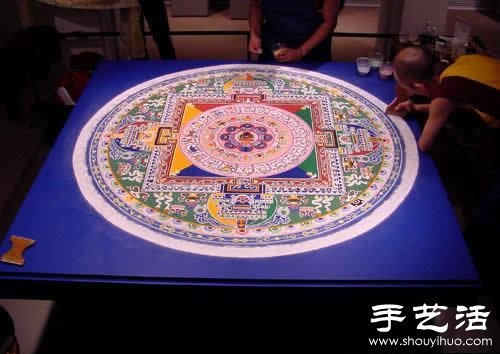 “繁華，不過(guò)是一掬細(xì)沙” 沙子繪制的佛學(xué)圖案  -  www.rpnrmr.com