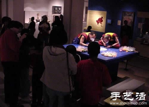 “繁華，不過(guò)是一掬細(xì)沙” 沙子繪制的佛學(xué)圖案  -  www.rpnrmr.com