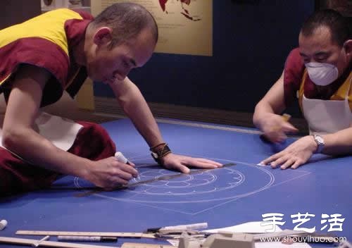 “繁華，不過(guò)是一掬細(xì)沙” 沙子繪制的佛學(xué)圖案  -  www.rpnrmr.com