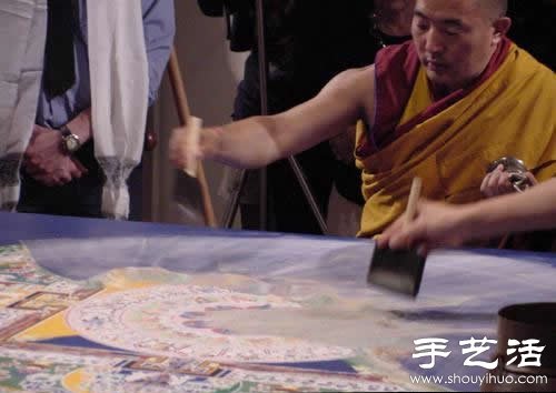 “繁華，不過(guò)是一掬細(xì)沙” 沙子繪制的佛學(xué)圖案  -  www.rpnrmr.com