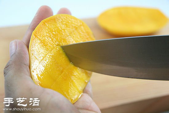 芒果丁的切法 教你如何切出漂亮的芒果丁  -  www.rpnrmr.com