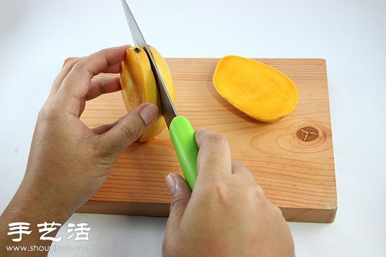 芒果丁的切法 教你如何切出漂亮的芒果丁  -  www.rpnrmr.com