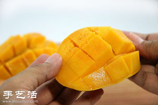 芒果丁的切法 教你如何切出漂亮的芒果丁  -  www.rpnrmr.com