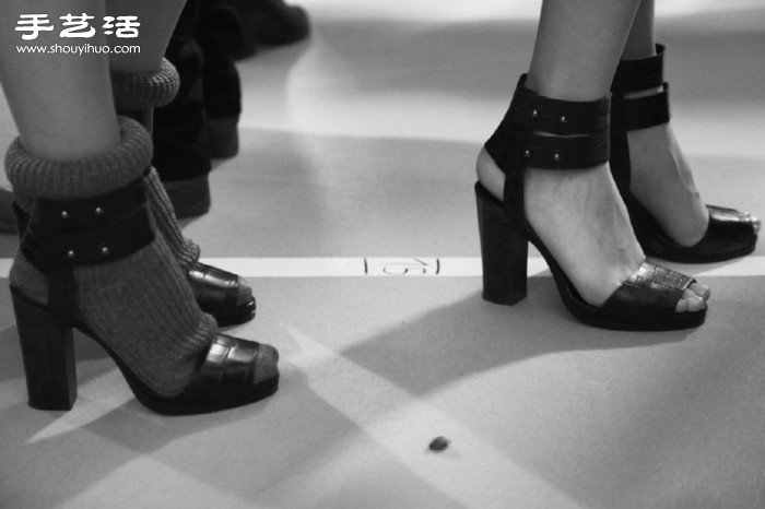 女生秋冬季節(jié)也能穿涼鞋的造型技巧 -  www.rpnrmr.com