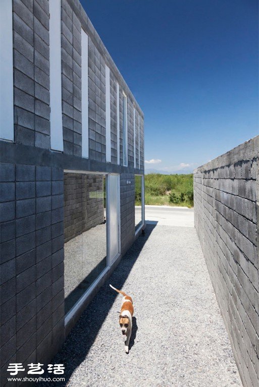 混凝土塊堆成的小屋 Modern Box House -  www.rpnrmr.com