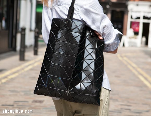 三宅一生 BAOBAO BAGS 的魔術(shù)方塊穿搭術(shù) -  www.rpnrmr.com