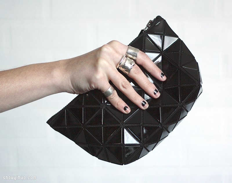 三宅一生 BAOBAO BAGS 的魔術(shù)方塊穿搭術(shù) -  www.rpnrmr.com