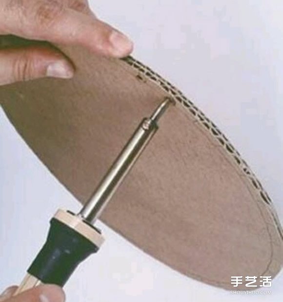 舊報紙編籃子的方法 用硬紙板作為籃子的底部 -  www.rpnrmr.com