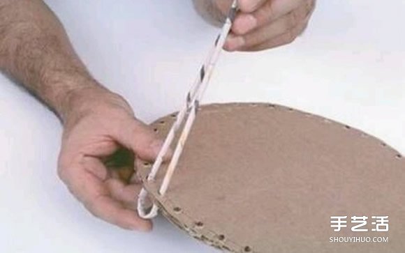 舊報紙編籃子的方法 用硬紙板作為籃子的底部 -  www.rpnrmr.com