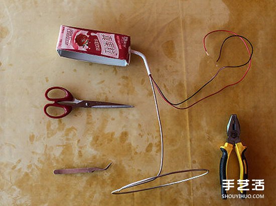 牛奶盒廢物利用DIY制作創(chuàng)意臺(tái)燈的方法步驟 -  www.rpnrmr.com