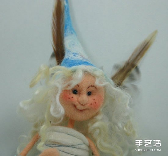 卡通風(fēng)格的手工羊毛氈女孩人偶作品圖片 -  www.rpnrmr.com