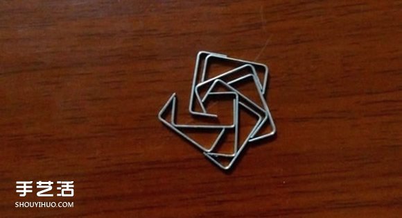 訂書(shū)釘玫瑰花制作圖解 用訂書(shū)釘做玫瑰的步驟 -  www.rpnrmr.com
