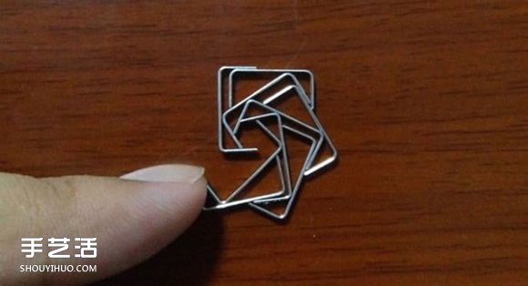 訂書(shū)釘玫瑰花制作圖解 用訂書(shū)釘做玫瑰的步驟 -  www.rpnrmr.com