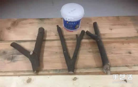樹杈手工制作掛衣服用的掛鉤架過程步驟圖解 -  www.rpnrmr.com