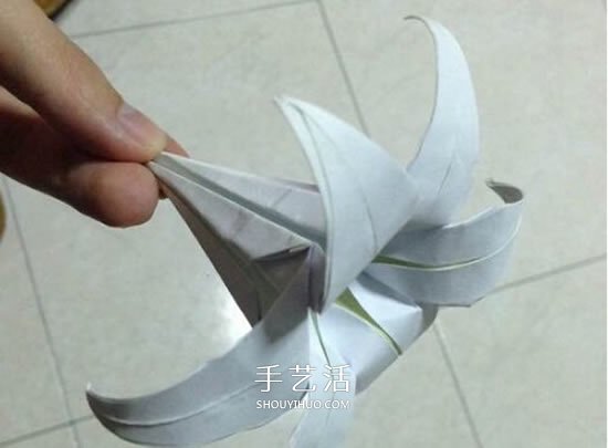 紙百合花的折法圖解 折百合花的方法步驟 -  www.rpnrmr.com
