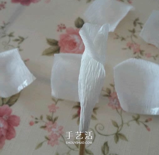 皺紋紙做玫瑰花的過程 簡(jiǎn)易皺紋紙玫瑰做法 -  www.rpnrmr.com