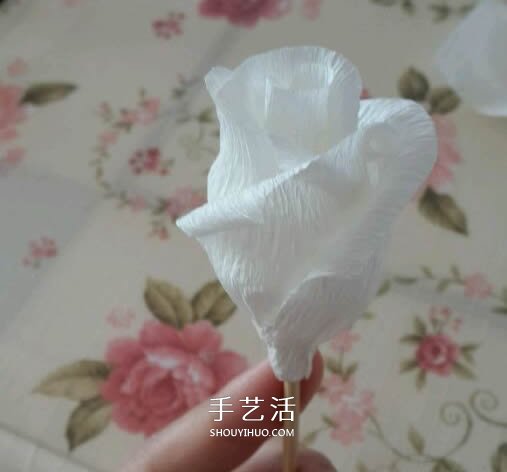 皺紋紙做玫瑰花的過程 簡(jiǎn)易皺紋紙玫瑰做法 -  www.rpnrmr.com
