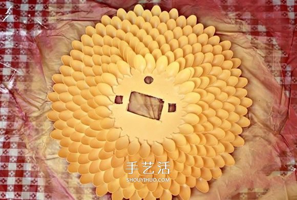 一次性勺子手工制作漂亮的野菊花掛鐘圖解 -  www.rpnrmr.com