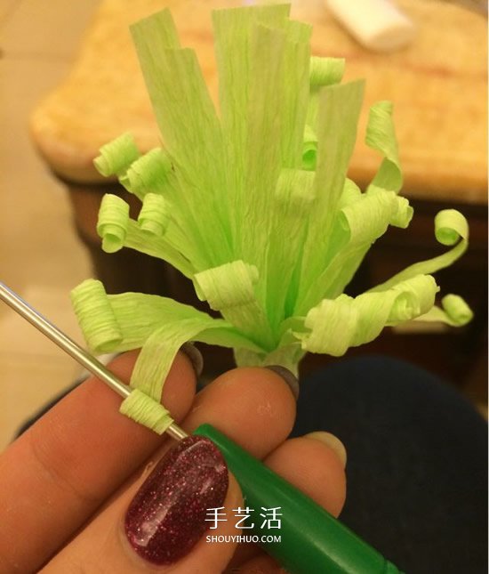 重陽節(jié)紙菊花的做法 皺紋紙手工制作菊花圖解 -  www.rpnrmr.com