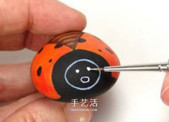 石頭畫七星瓢蟲的教程 簡(jiǎn)單七星瓢蟲石繪圖解 -  www.rpnrmr.com