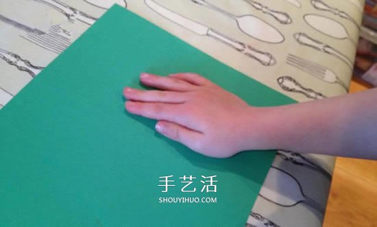創(chuàng)意兒童生日賀卡制作 用卡紙剪兩個(gè)可愛手掌 -  www.rpnrmr.com