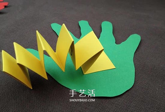 創(chuàng)意兒童生日賀卡制作 用卡紙剪兩個(gè)可愛手掌 -  www.rpnrmr.com