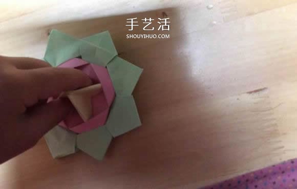 旋轉(zhuǎn)紙陀螺怎么折圖解 簡單花型陀螺折紙教程 -  www.rpnrmr.com
