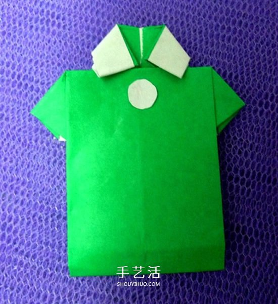 怎么折男T恤的圖解教程 手工折紙T恤簡單折法 -  www.rpnrmr.com
