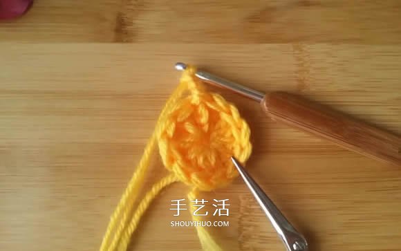 手工鉤針編織單色花朵坐墊/杯墊的方法圖解 -  www.rpnrmr.com