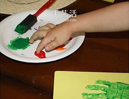 巧用手掌印 做一張有創(chuàng)意的母親節(jié)手掌花卡片 -  www.rpnrmr.com