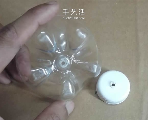 礦泉水瓶廢物利用手工制作獎杯、國旗和酒杯 -  www.rpnrmr.com