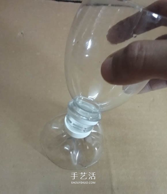 礦泉水瓶廢物利用手工制作獎杯、國旗和酒杯 -  www.rpnrmr.com