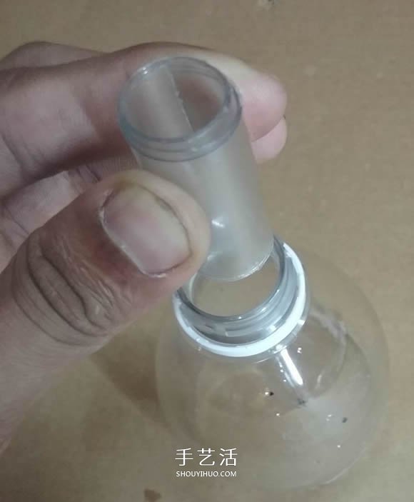 礦泉水瓶廢物利用手工制作獎杯、國旗和酒杯 -  www.rpnrmr.com