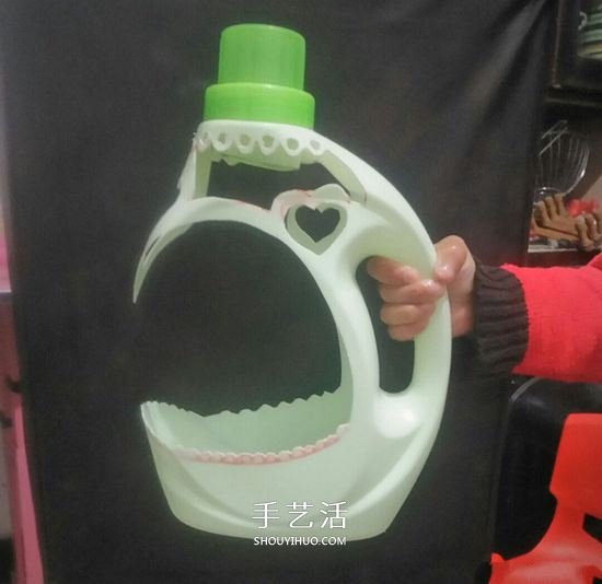 洗衣液瓶手工雕刻 DIY制作優(yōu)雅花盆的方法 -  www.rpnrmr.com