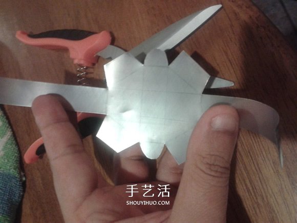易拉罐D(zhuǎn)IY制作星球大戰(zhàn)R2-D2機(jī)器人的方法 -  www.rpnrmr.com
