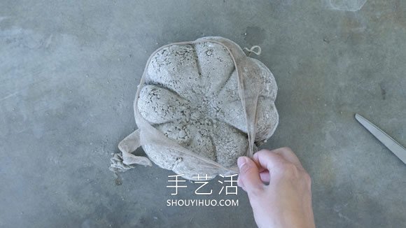 可以保存很久！DIY混凝土南瓜的方法 -  www.rpnrmr.com