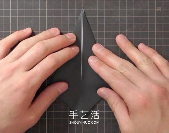 折紙嘴巴會(huì)動(dòng)的烏鴉的折法視頻教程 -  www.rpnrmr.com