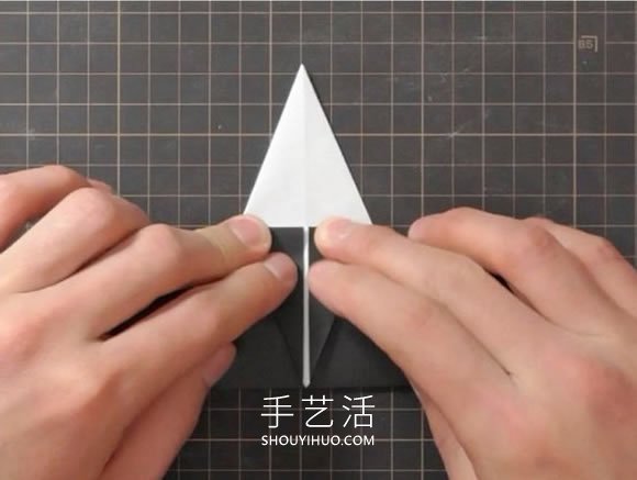 折紙嘴巴會(huì)動(dòng)的烏鴉的折法視頻教程 -  www.rpnrmr.com