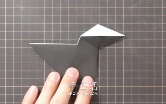 折紙嘴巴會(huì)動(dòng)的烏鴉的折法視頻教程 -  www.rpnrmr.com