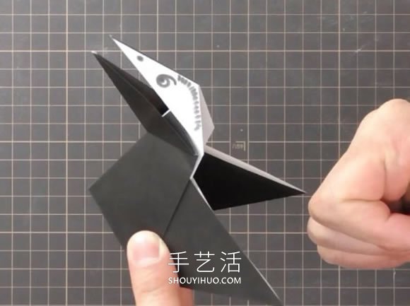 折紙嘴巴會(huì)動(dòng)的烏鴉的折法視頻教程 -  www.rpnrmr.com