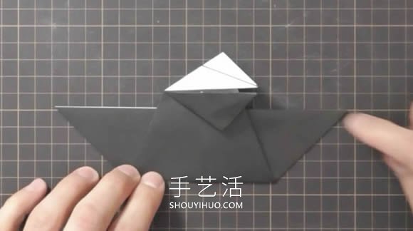 折紙嘴巴會(huì)動(dòng)的烏鴉的折法視頻教程 -  www.rpnrmr.com