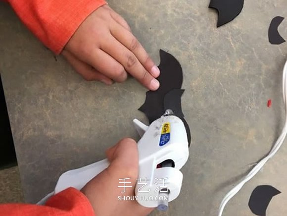 幼兒園手工制作萬圣節(jié)蝙蝠墻飾的做法教程 -  www.rpnrmr.com