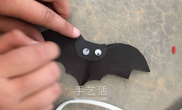 幼兒園手工制作萬圣節(jié)蝙蝠墻飾的做法教程 -  www.rpnrmr.com