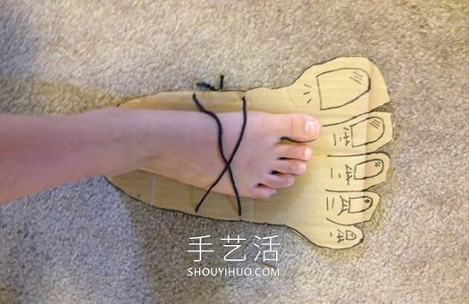 硬紙板手工制作萬圣節(jié)道具巨人腳丫的做法 -  www.rpnrmr.com
