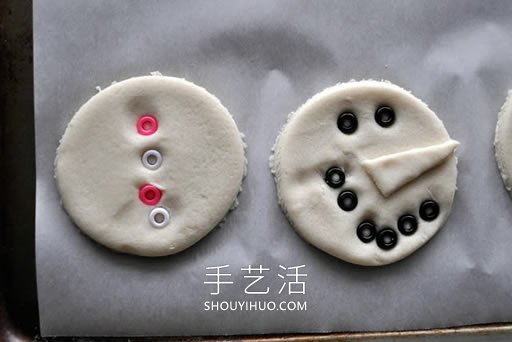 面團(tuán)手工制作雪人冰箱貼的做法教程 -  www.rpnrmr.com