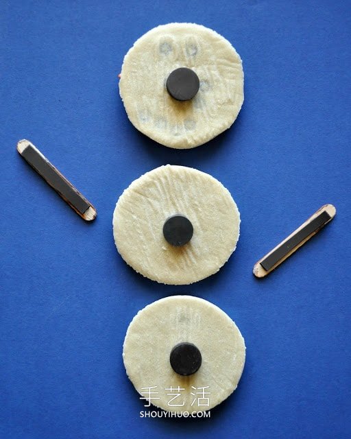 面團(tuán)手工制作雪人冰箱貼的做法教程 -  www.rpnrmr.com