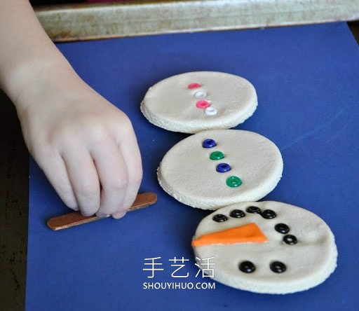 面團(tuán)手工制作雪人冰箱貼的做法教程 -  www.rpnrmr.com