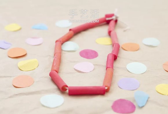 幼兒園手工制作通心粉項(xiàng)鏈的做法教程 -  www.rpnrmr.com