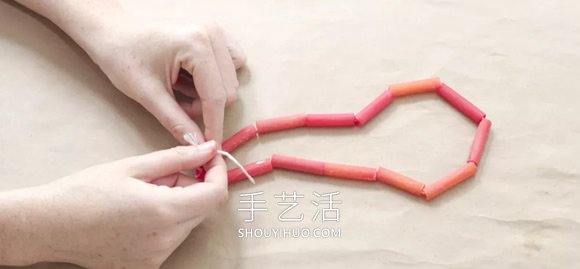 幼兒園手工制作通心粉項(xiàng)鏈的做法教程 -  www.rpnrmr.com